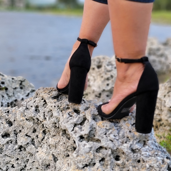 ✨Host Pick✨ NWOT Black Suede Ankle Strap Block Heel Dress Sandals - Picture 4 of 6